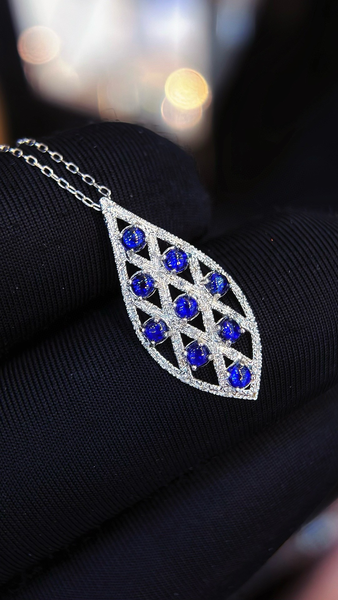 璀璨甄選 18K金鑲嵌55分天然藍寶石吊墜項鏈，品質珠寶的批零新選擇