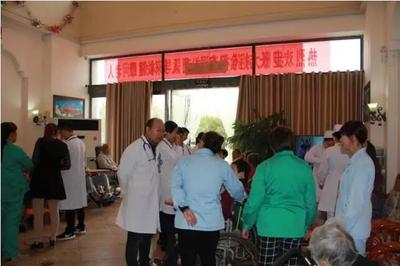 迎院慶，送溫暖 腎病風(fēng)濕科二病區(qū)走進(jìn)衛(wèi)輝“青松康復(fù)護(hù)理院”，為老人送健康！